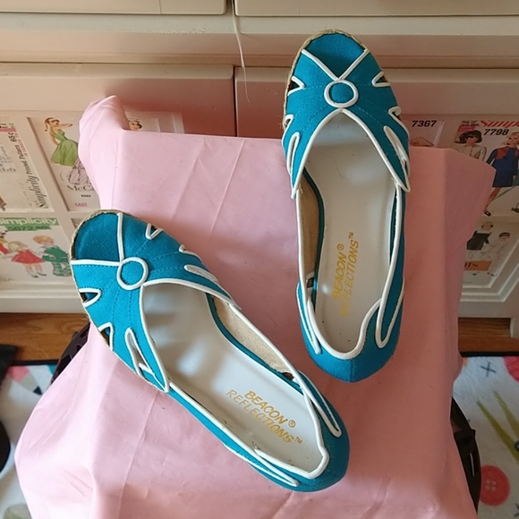 Beacon Reflections aqua blue and white shoes Sz 6. - Picture 4 of 5